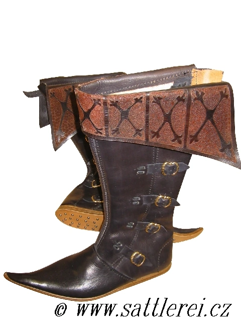 Historische Stiefel Schuhe um das Jahr 1350-1500